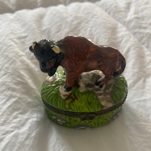 Other - Hinged porcelain trinket box - buffalo